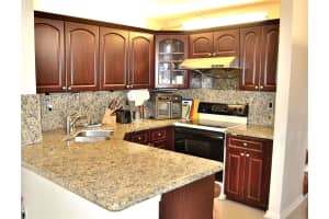 570 Lakeside Cir, Sunrise, FL 33326 Sold 03/25/25