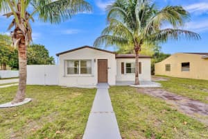 2447 Thomas St, Hollywood, FL 33020 Sold 04/04/25
