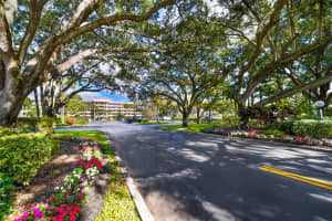 3960 Oaks Clubhouse Dr 401, Pompano Beach, FL 33069 Sold 04/11/25