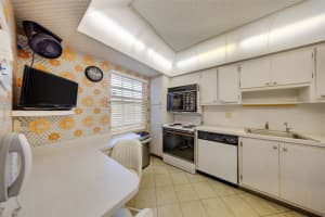 3960 Oaks Clubhouse Dr 401, Pompano Beach, FL 33069 Sold 04/11/25