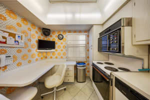 3960 Oaks Clubhouse Dr 401, Pompano Beach, FL 33069 Sold 04/11/25