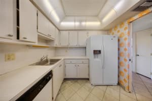 3960 Oaks Clubhouse Dr 401, Pompano Beach, FL 33069 Sold 04/11/25