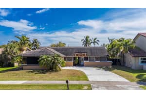 5720 W Waterford Dr, Davie