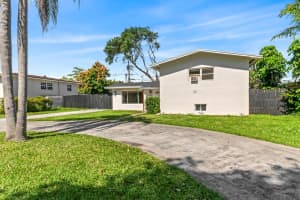 1215 NE 200th St, Miami, FL 33179 - MLS#F10490921