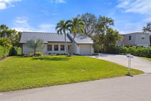 707 SE Hibiscus Ave, Stuart, FL 34996 Sold 05/06/25