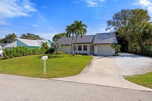 707 SE Hibiscus Ave, Stuart, FL 34996 Sold 05/06/25