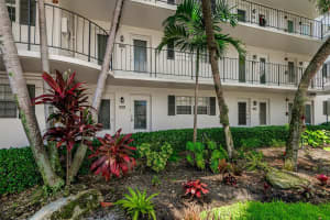 455 Paradise Isle Blvd 107, Hallandale Beach
