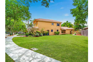 1085 Fairfax Ln, Weston, FL 33326 Sold 04/30/25