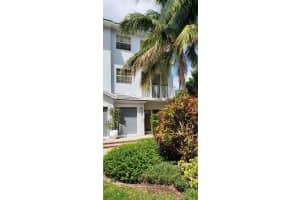 2725 NE 8th Ave 101, Wilton Manors, FL 33334 Sold 05/20/25
