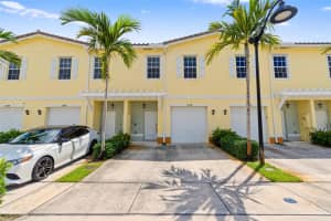 1102 Nw 40th Way, Lauderhill