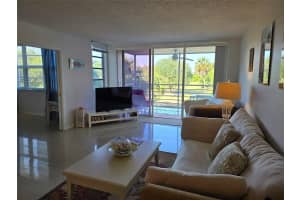 535 Oaks 308, Pompano Beach, FL 33069 Sold 11/12/25