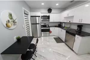 909 SW 7th Ter 909, Hallandale Beach, FL 33009 - MLS#F10499990