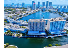 437 Golden Isles Dr 15g, Hallandale Beach