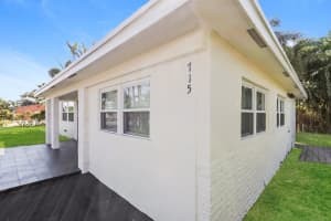 715 SW 2nd St, Boynton Beach, FL 33435 - MLS#F10501004