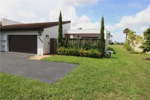 7445 Bay Hill Dr 7445, Hialeah