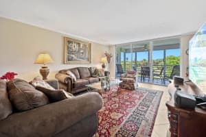 3960 Oaks Clubhouse Dr 403, Pompano Beach, FL 33069 Sold 07/22/25