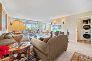 3960 Oaks Clubhouse Dr 403, Pompano Beach, FL 33069 Sold 07/22/25