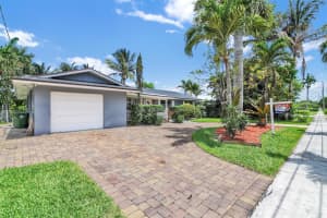 324 Davis Rd Palm Springs, FL 33461 - Off Market