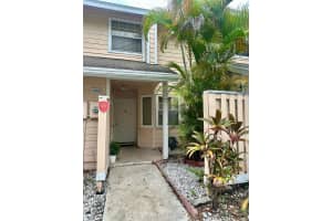 2058 Champions Way 2058, North Lauderdale