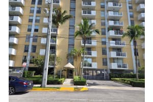 2000 NE 135th St 302, North Miami, FL 33181 - MLS#F10508163