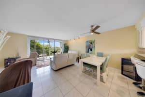 3900 Oaks Clubhouse Dr 405, Pompano Beach, FL 33069 Sold 09/10/25