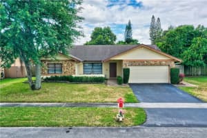 8221 Nw 49th St, Lauderhill