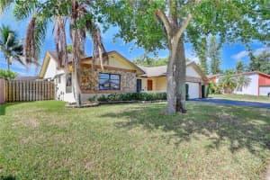 8221 NW 49th St, Lauderhill, FL 33351 - MLS#F10508360