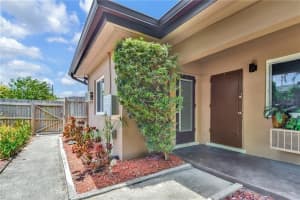 201 SE 23rd St 2, Fort Lauderdale, FL 33316 - MLS#F10508395
