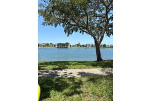 201 W Lake Pointe Dr 107, Oakland Park