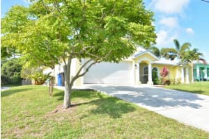 1000 NE County Line Rd, Jensen Beach, FL 34957 - MLS#F10509173