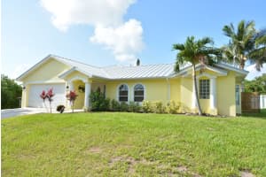 1000 NE County Line Rd, Jensen Beach, FL 34957 - MLS#F10509173