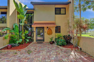 700 E Coco Plum Cr 8, Plantation