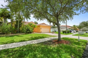 16332 N Segovia Cir, Fort Lauderdale