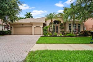 8284 S Lake Forest Dr, Davie