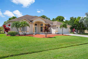 386 SW Donna Ter, Port Saint Lucie, FL 34984 - MLS#F10511039