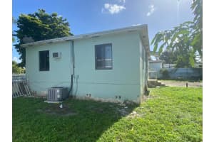1025 Nw 148th St, Miami