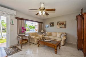1050 SW 11th St 4, Hallandale Beach, FL 33009 - MLS#F10511307