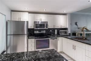 470 Paradise Isle Blvd 105, Hallandale Beach