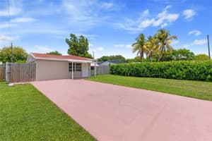 2071 NE 180th St, North Miami Beach, FL 33162 - MLS#F10513334