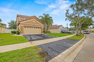 695 Falling Water Rd, Weston, FL 33326 - MLS#F10513565