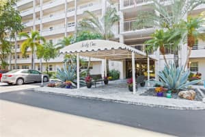 575 Oaks Ln 403, Pompano Beach