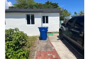 648 W 10th St, Riviera Beach, FL 33404 - MLS#F10514710