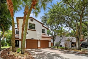 9861 Fairway Cove Ln, Plantation