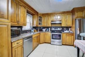 211 Hollybrook Drive, Pembroke Pines, FL 33025 - MLS#F10516874