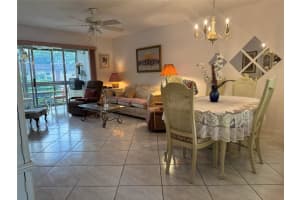 705 Lori Dr 302, Palm Springs