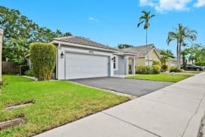 8951 Lake Park Cir N, Davie