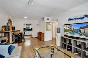 601 SE 5th Ct 309, Fort Lauderdale, FL 33301 - MLS#F10518322