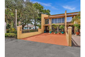 701 E Coco Plum Cir 8, Plantation