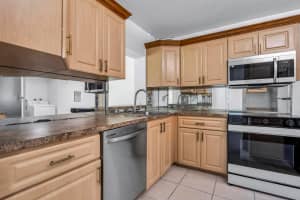 17 Willowbrook Ln 204, Delray Beach, FL 33446 Sold 12/17/25