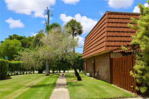 915 SW 120th Way, Davie, FL 33325 Sold 11/25/25